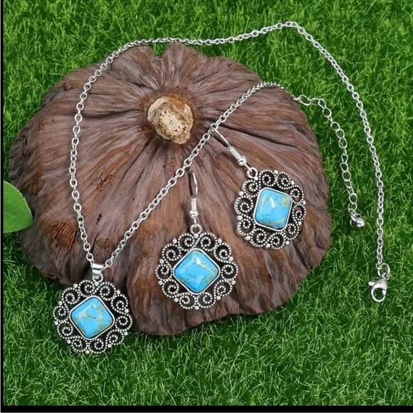Vintage Style Turquoise Silver Tone Dangle Earrings And Pendant Necklace Set NWT - Picture 3 of 5
